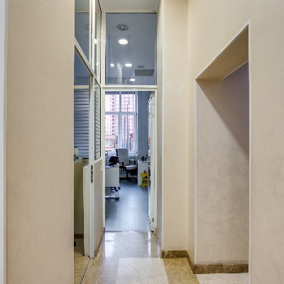 Коридор в процедурные кабинеты стоматологической клиники Гранд Елизавета в Котельниках