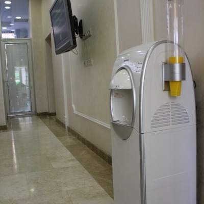 Аппарат с питьевой водой стоматологической клиники Гранд Елизавета в Котельниках